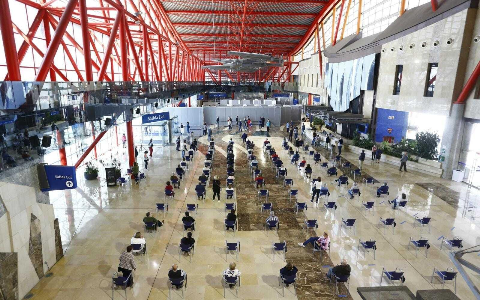 Personas esperando para vacunarse en el Palacio de Ferias y Congresos de Málaga Personas esperando para vacunarse en el Palacio de Ferias y Congresos de Málaga
