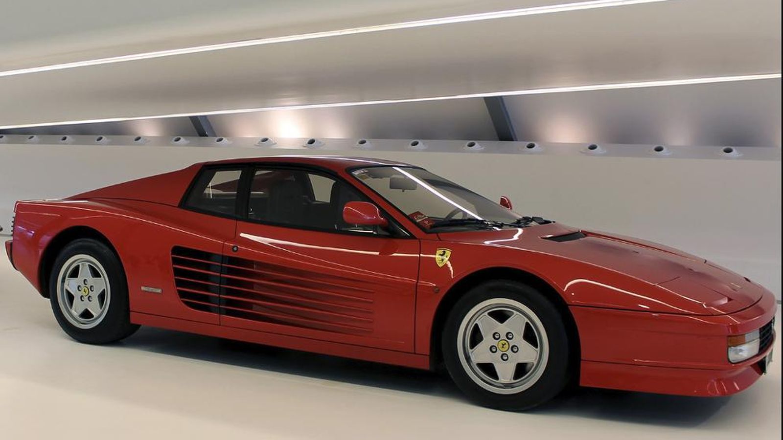 Ferrari Testarossa, denominación originada por el color rojo de las culatas de su motor V12.