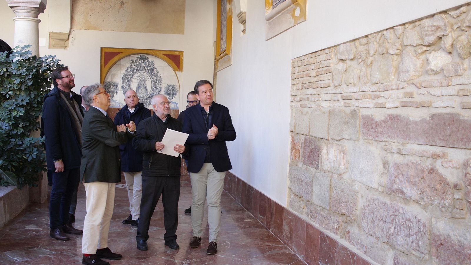 Las autoridades visitan el claustro del Convento de Madre de Dios de Lucena.
