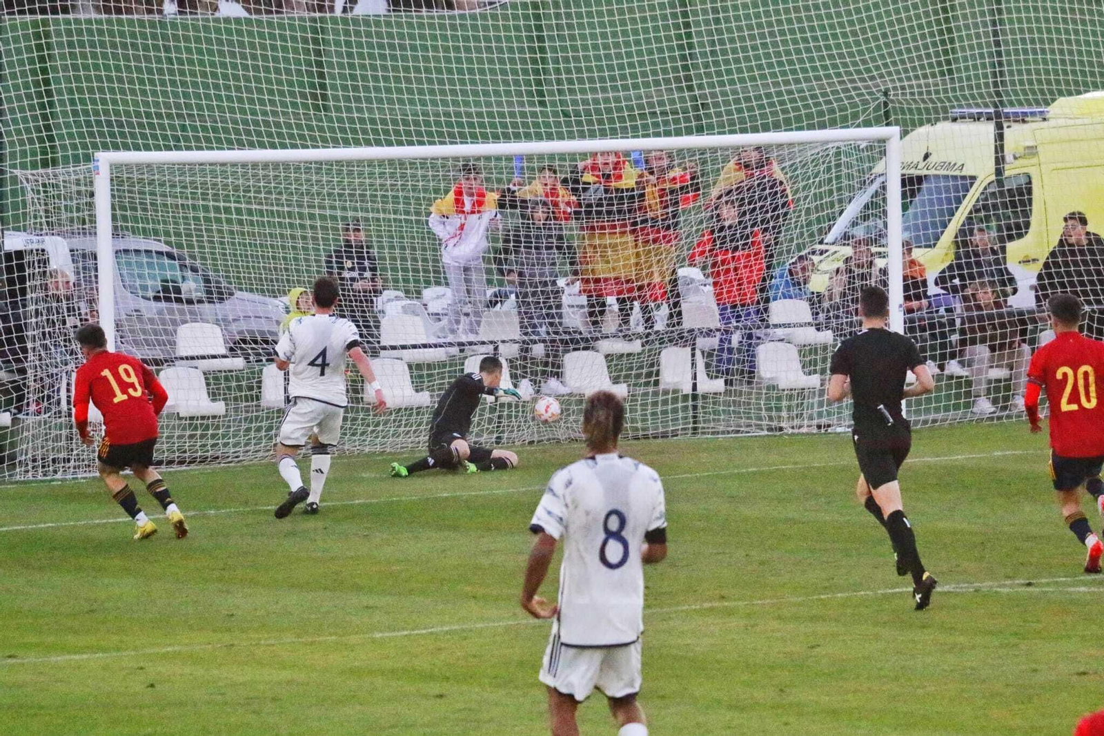 Víctor Barberá bate al meta italiano.