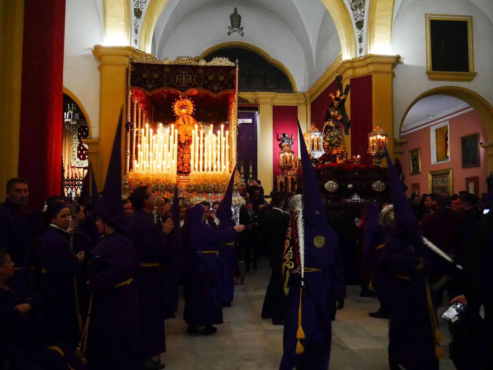 Los hermanos de fila, a punto de formar con los pasos de los titulares al fondo.