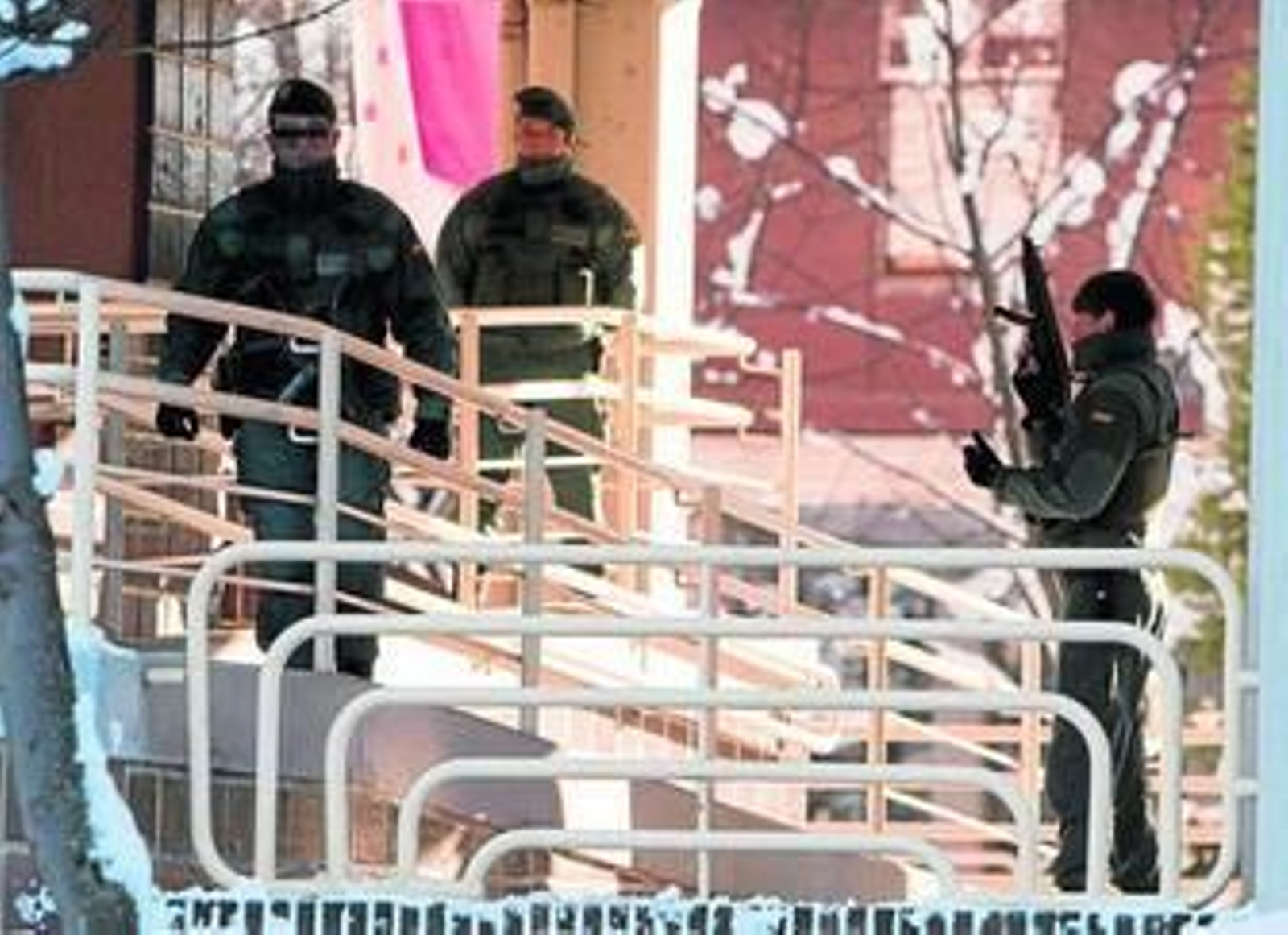 Varios agentes permanecen en el exterior del domilicio en Vitoria de los padres de la etarra Iratxe Yáñez, detenida el pasado sábado.