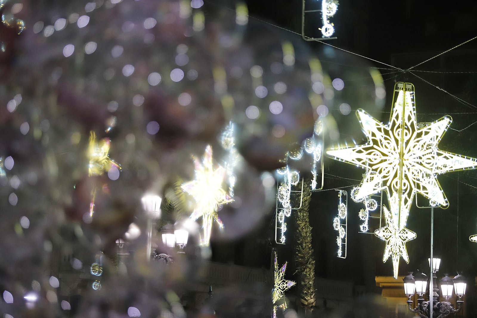 Imágenes del alumbrado navideño en las calles de Huelva