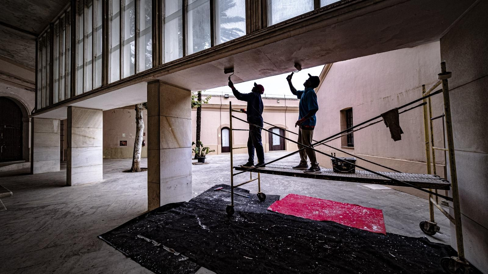 Unos obreros trabajando en el adecentamiento del Baluarte de la Candelaria.