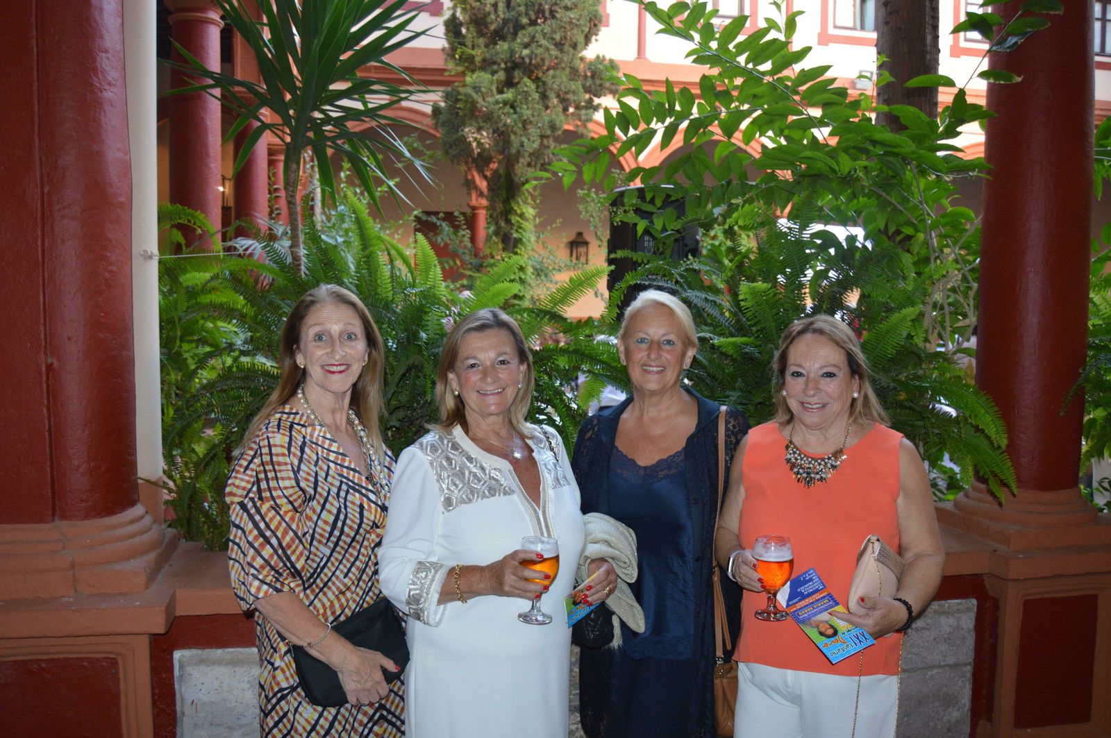 Lole Colombo, Isa Sánchez, Muñeca Aragon yLoli Sierra, durante la cena, en el patio del convento de San Francisco.