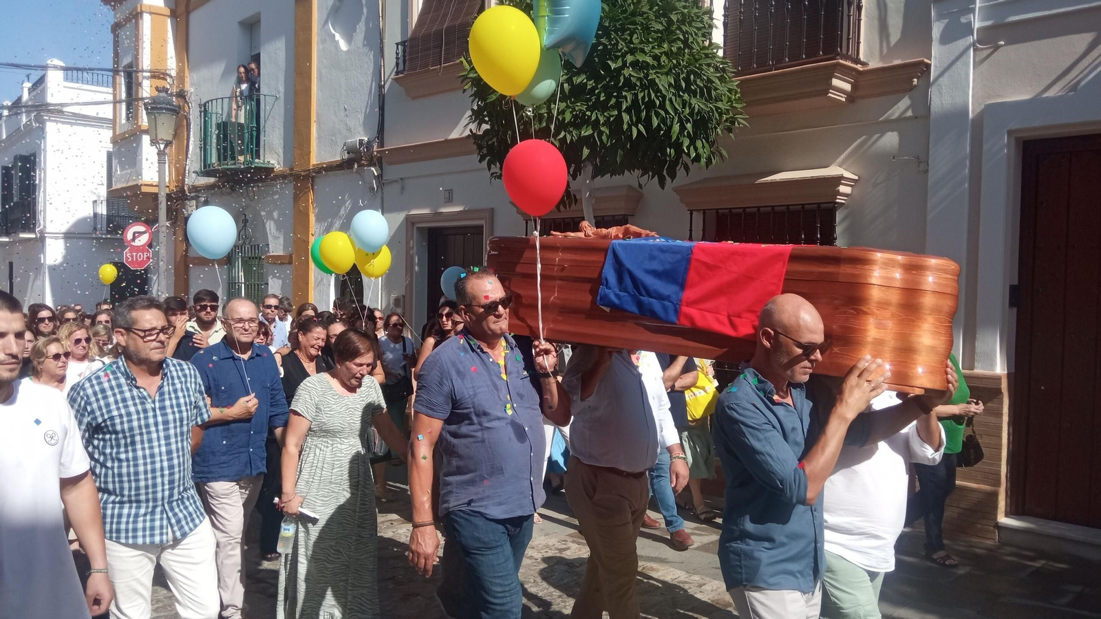 Dos tíos de Fran portan el ataúd mientras ‘llueve’ confeti. Detrás, su madre y, tras ella, su abuelo Juan Carlos.