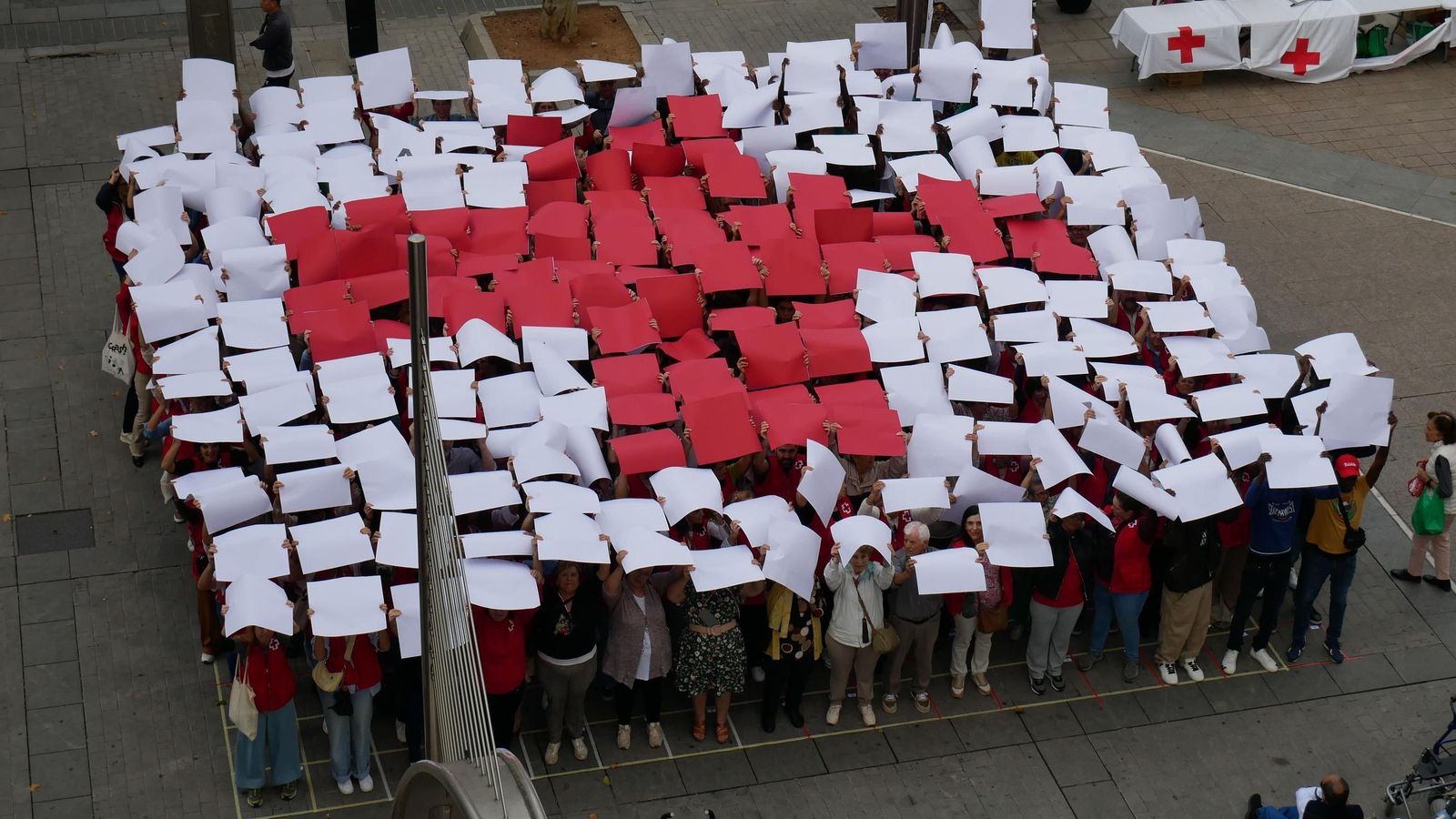 Mosaico humano por el Día de la Banderita de Cruz Roja.