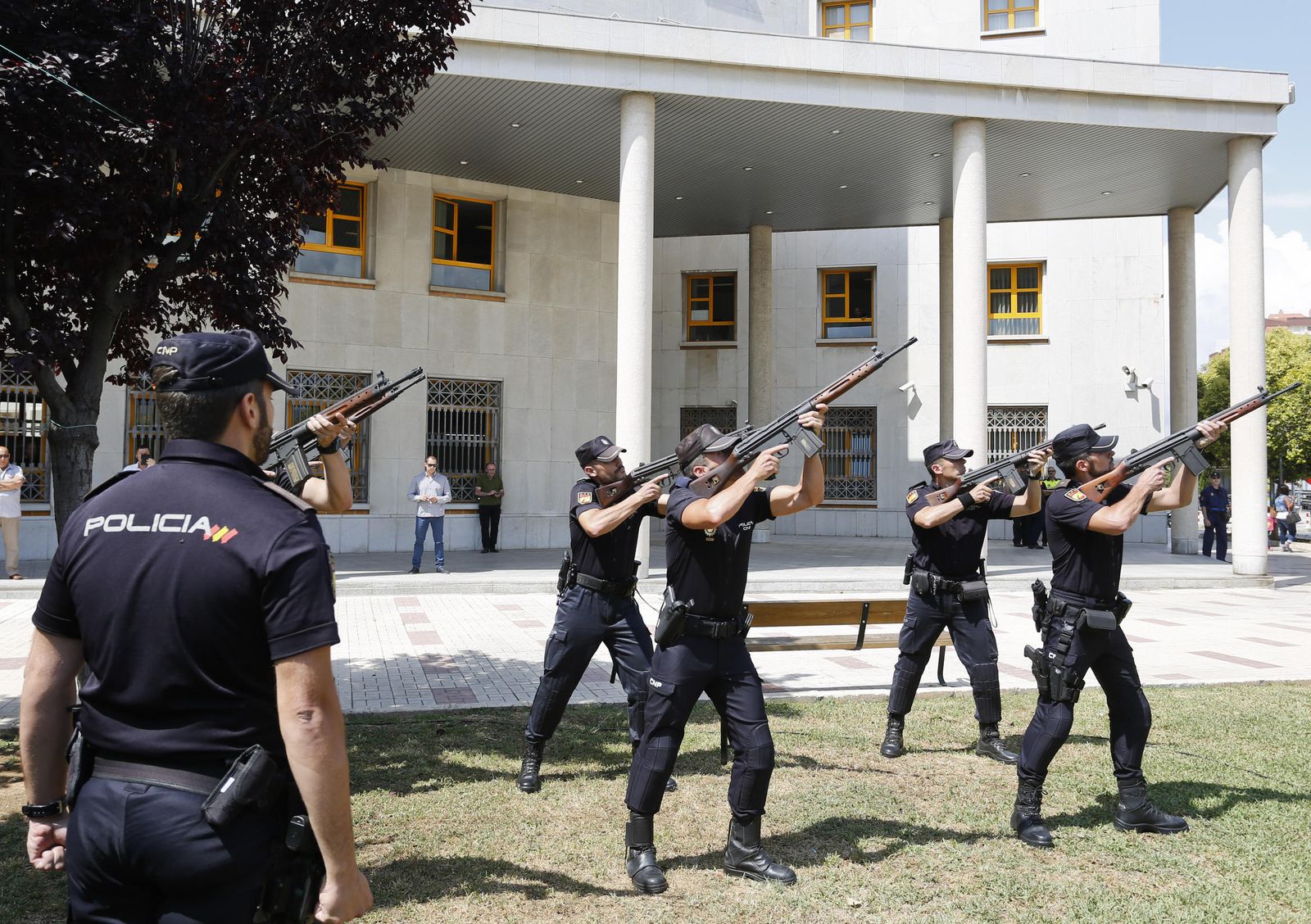 Efectivos disparando salvas en homenaje a un policía fallecido.