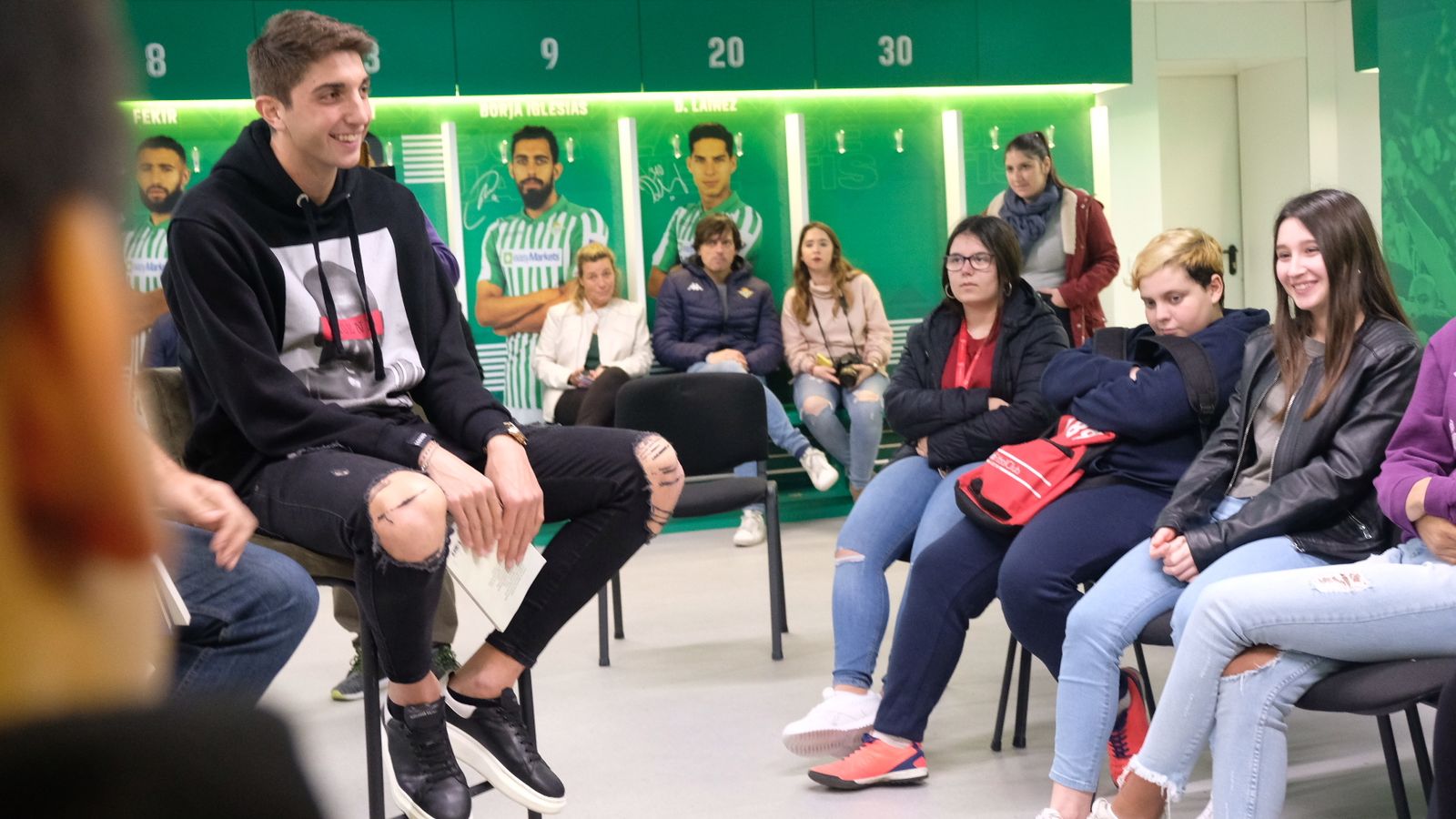 Los alumnos con el jugador del Betis Edgar González.