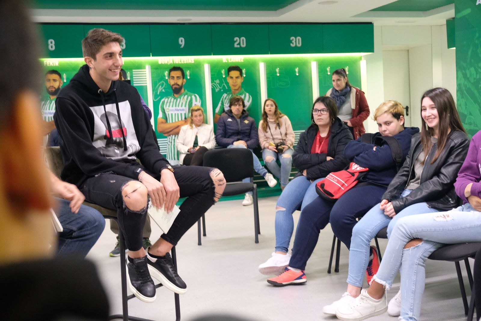 Édgar, en un acto del Betis con los jóvenes.