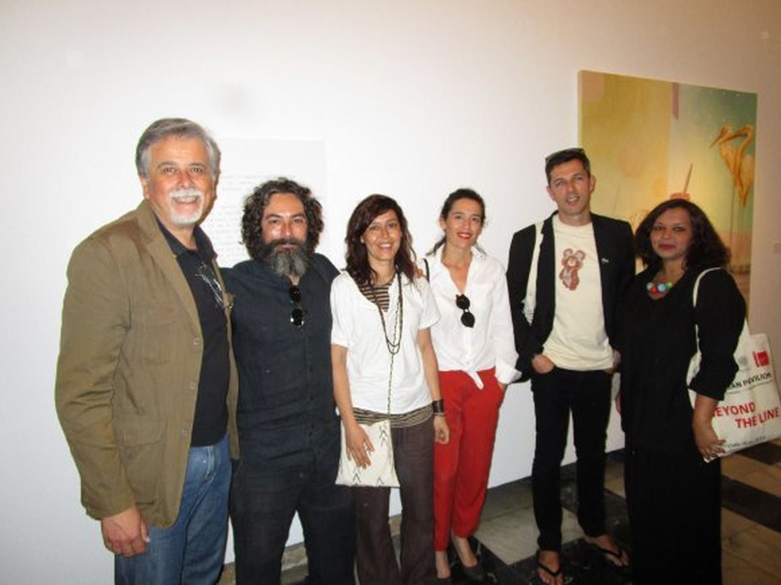 Eduardo Rodríguez, Matías Sánchez , Cristina Loma, Patricia Ruiz, Pablo Alonso de la Sierra y Rocío Arévalo, en la inauguración de la exposición de Chema Cobo, titulada 'Joking Holes. Un pintor en la diáspora 1975-2015'.  Foto: Ignacio Casas de Ciria