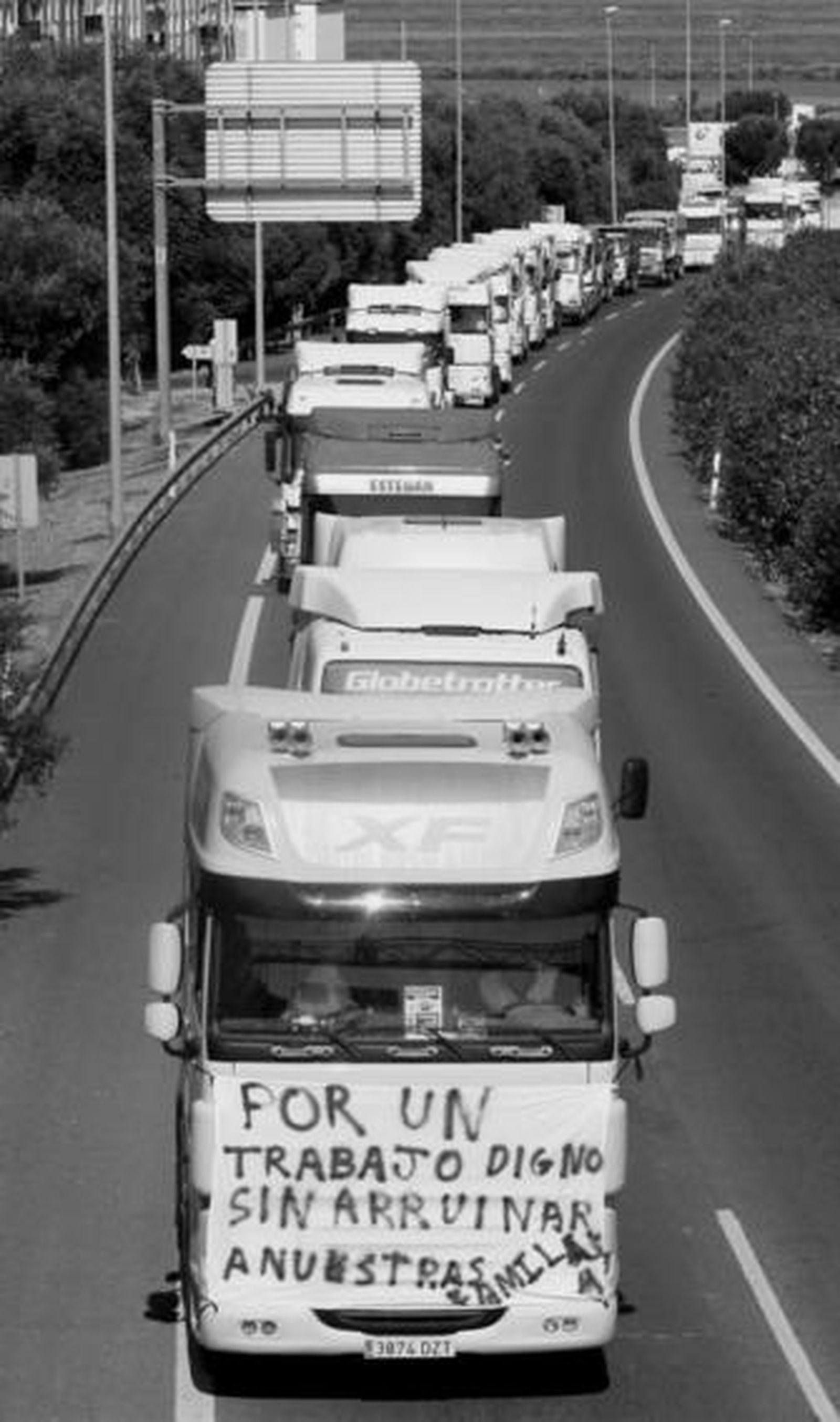 Una hilera de doscientos camiones recorrió durante varias horas las calles y la circunvalación de Huelva.