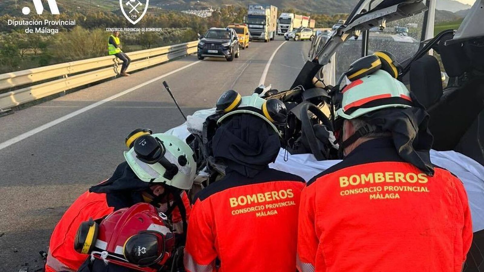 Bomberos actúan en el lugar del siniestro.