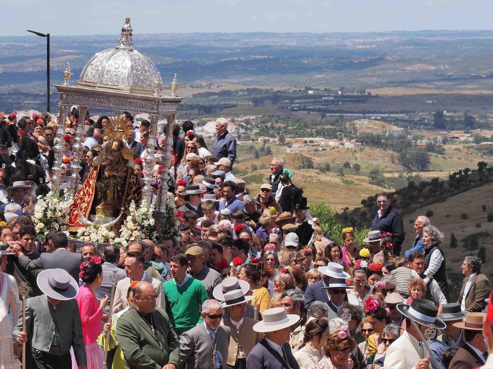 No te pierdas las espectaculares fotografías de la Romería de la Peña, en Puebla de Guzmán