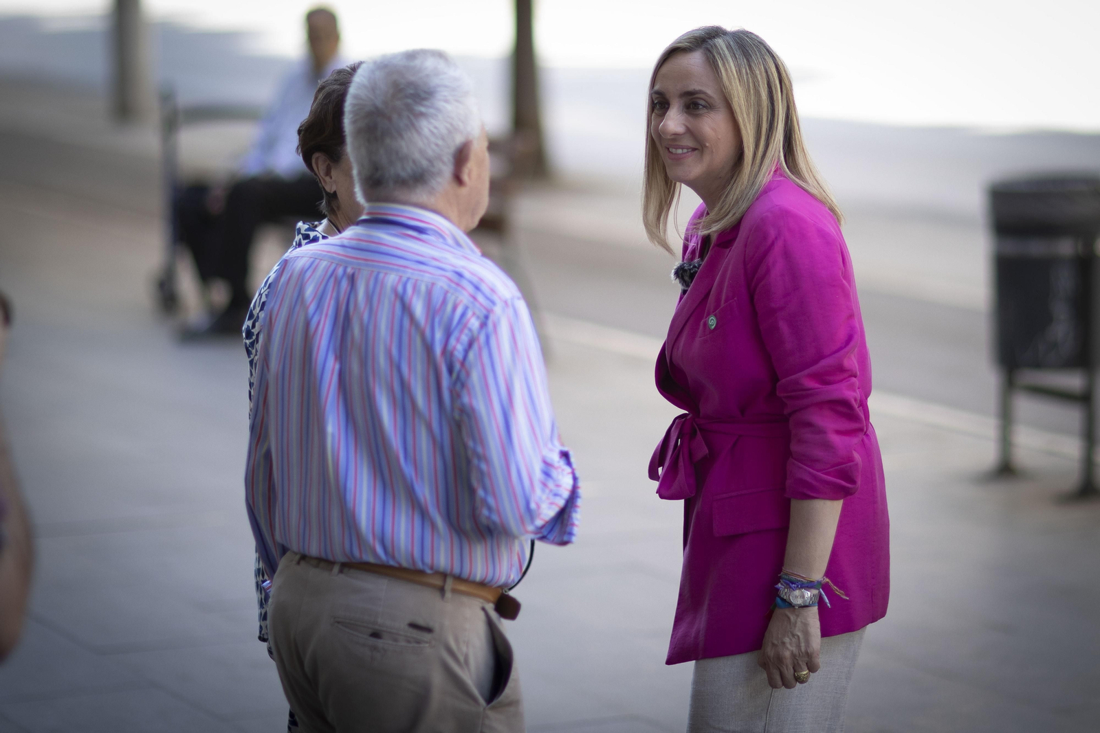 El paseo con Marifrán Carazo, candidata del PP a la Alcaldía de Granada, en imágenes
