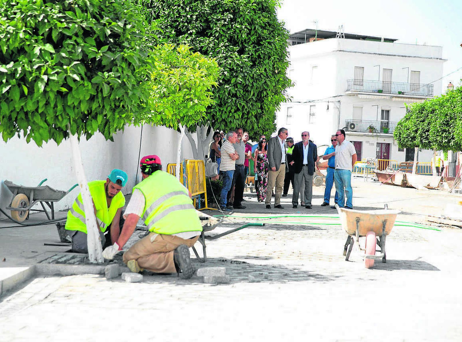 El presidente de la Diputación en El Real de la Jara, donde visitó recientemente una obra del Pfoea.