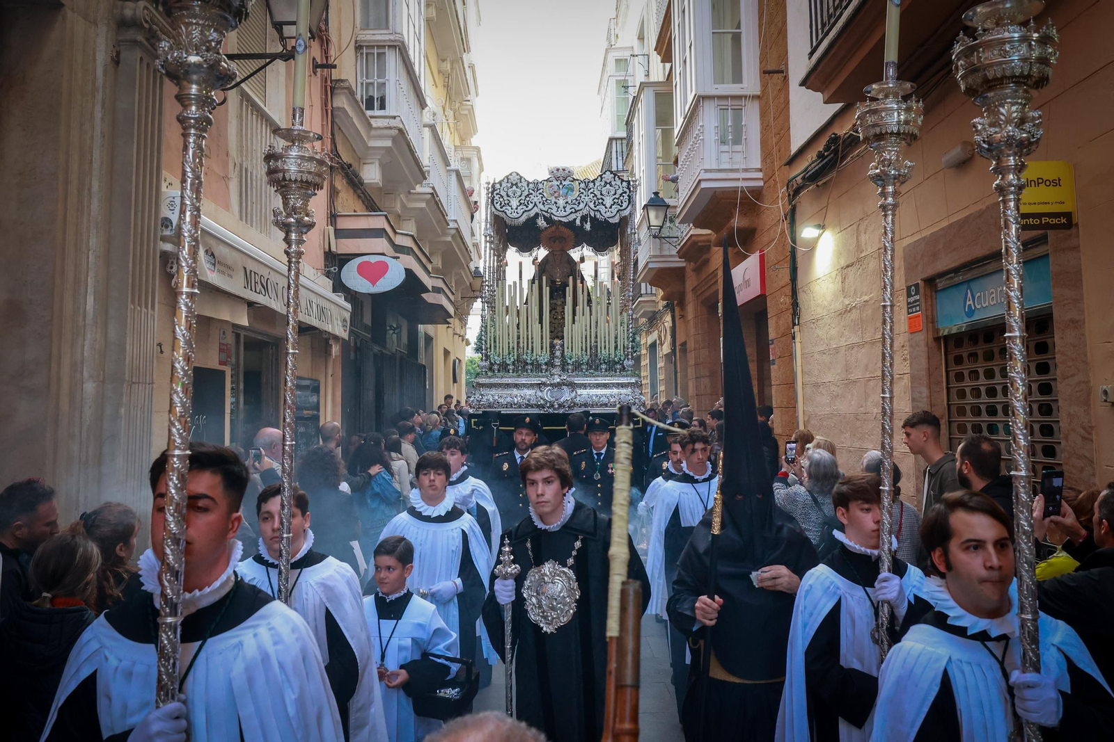 Imágenes de la salida de Vera Cruz en la Semana Santa de Cádiz 2025