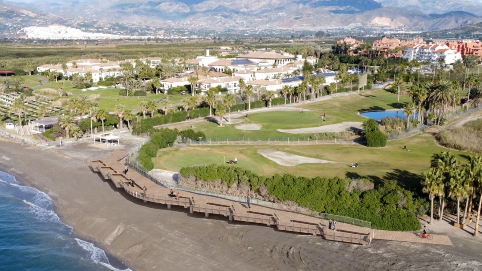 Recreación del puente pilotado proyectado en Playa Granada