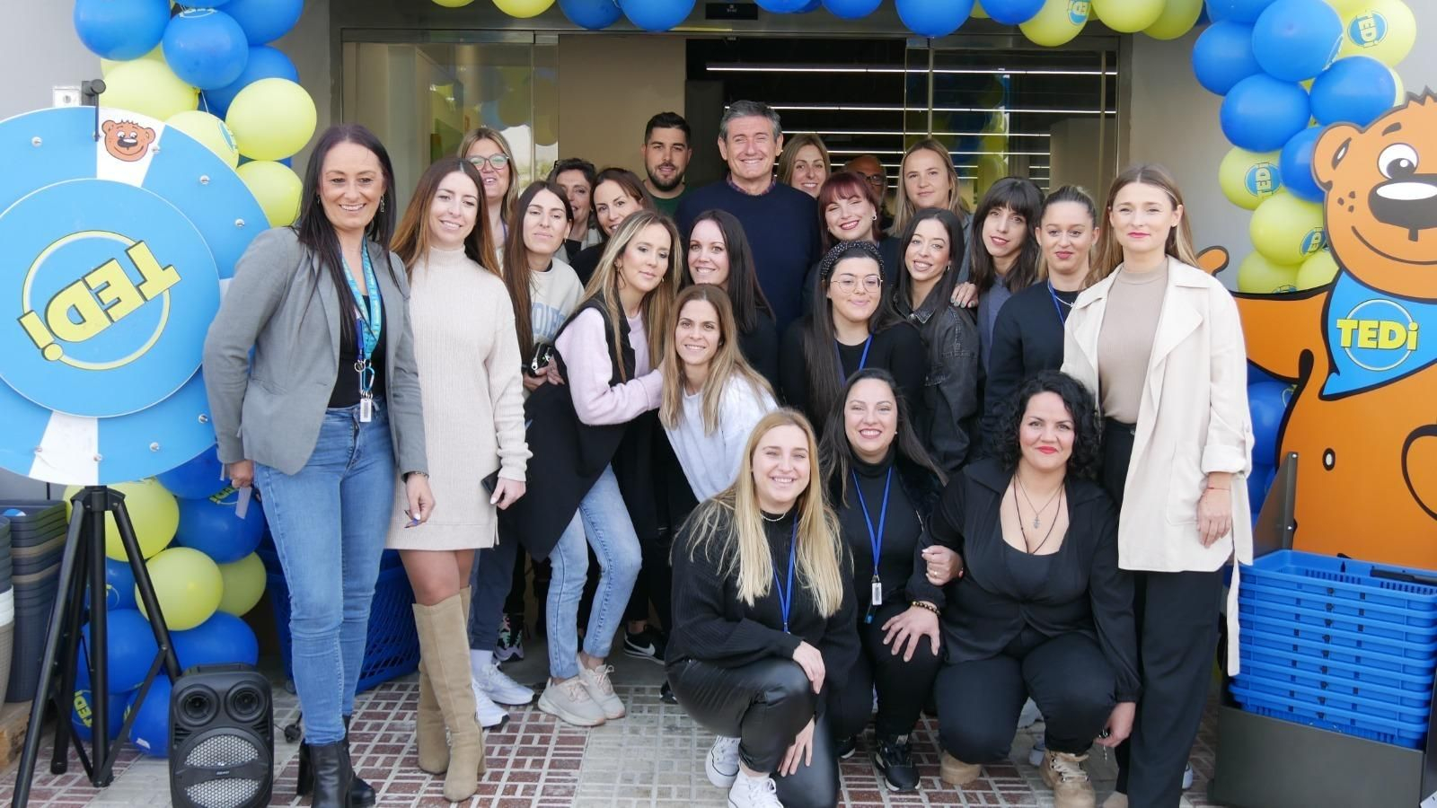 El alcalde Manuel Cortés, con las jóvenes abderitanas empleadas que TEDi ha reclutado para su tienda.