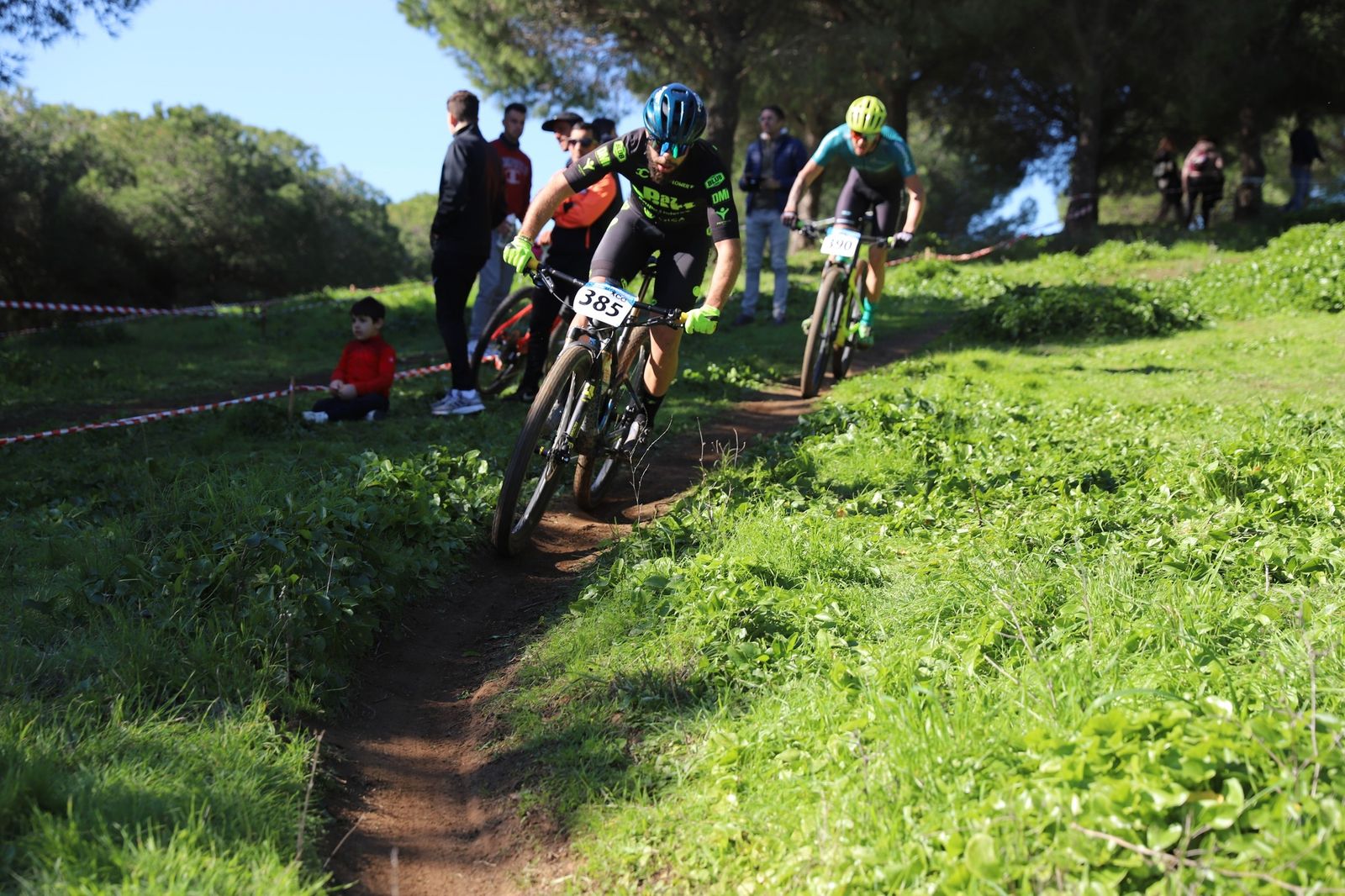 Los ciclistas hicieron frente a un recorrido que estaba algo húmedo.