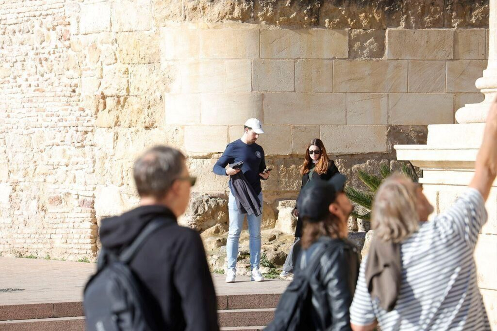 Turistas en el entorno de la Puerta del Puente.