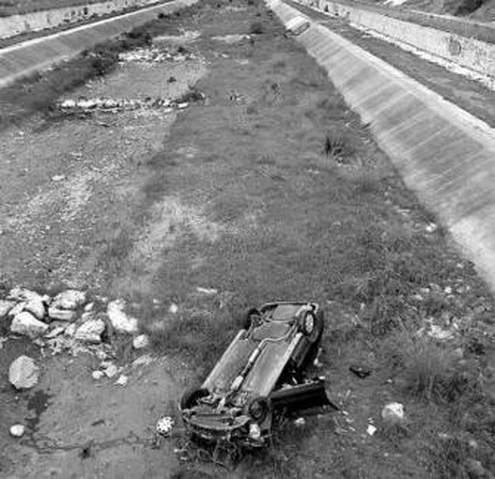 Un coche ocupa el cauce de un río de Málaga.
