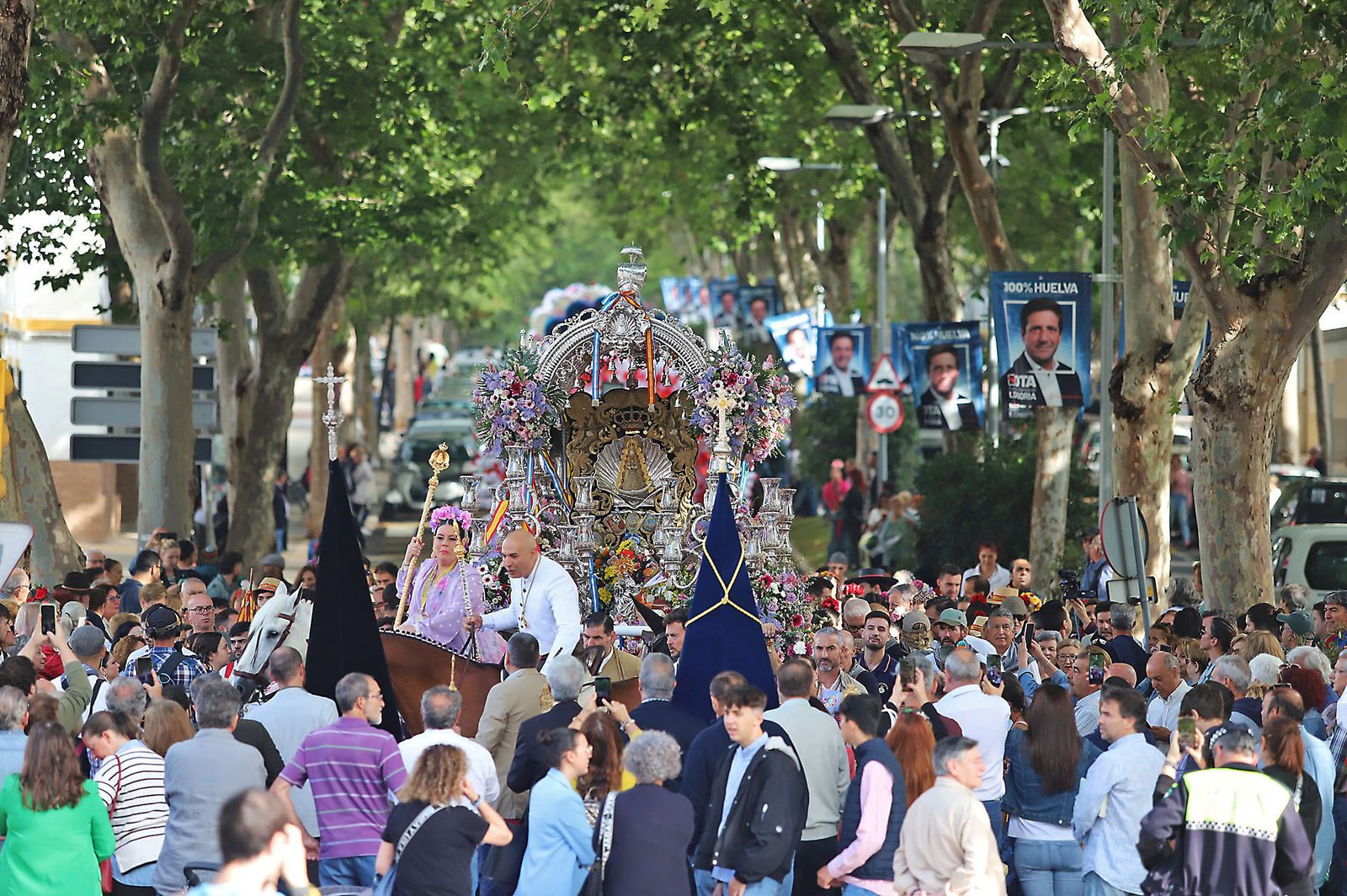 El Rocío 2023: Imágenes de la Hermandad de Emigrantes en su salida de Huelva
