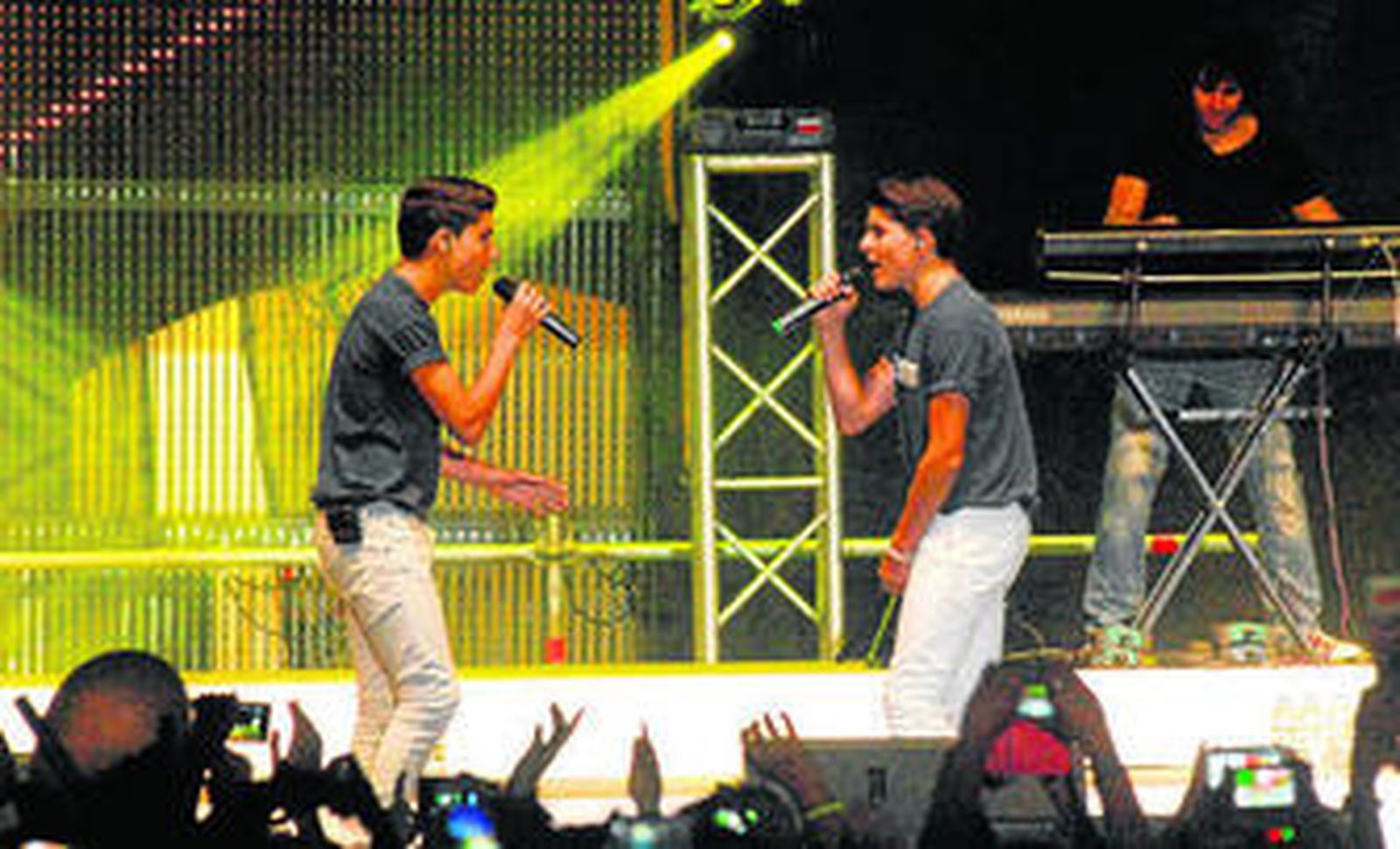 El dúo Gemeliers, compuesto por los hermanos Jesús y Daniel Oviedo, durante su actuación en El Puerto.