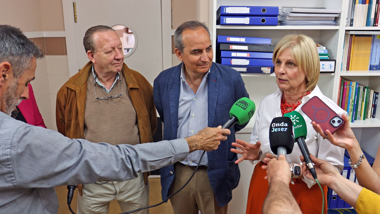La alcaldesa visita Upacesur acompañada por al gerente de Upacesur, Rafael Márquez; el representante del Patronato, Rafael Padilla, y miembros de la junta directiva y del Centro Especial de Empleo, junto a la delegada de Inclusión Social, Yessika Quintero.