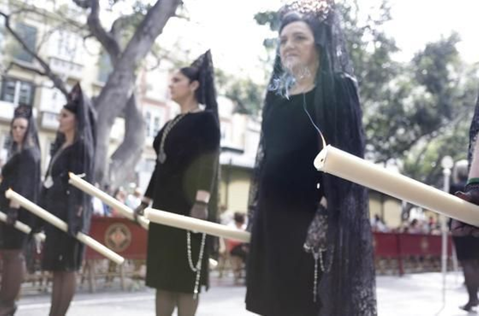 Mujeres de mantilla en el desfile de Humildad y Paciencia.

Foto: Marilu Báez / L. M. Gómez Pozo