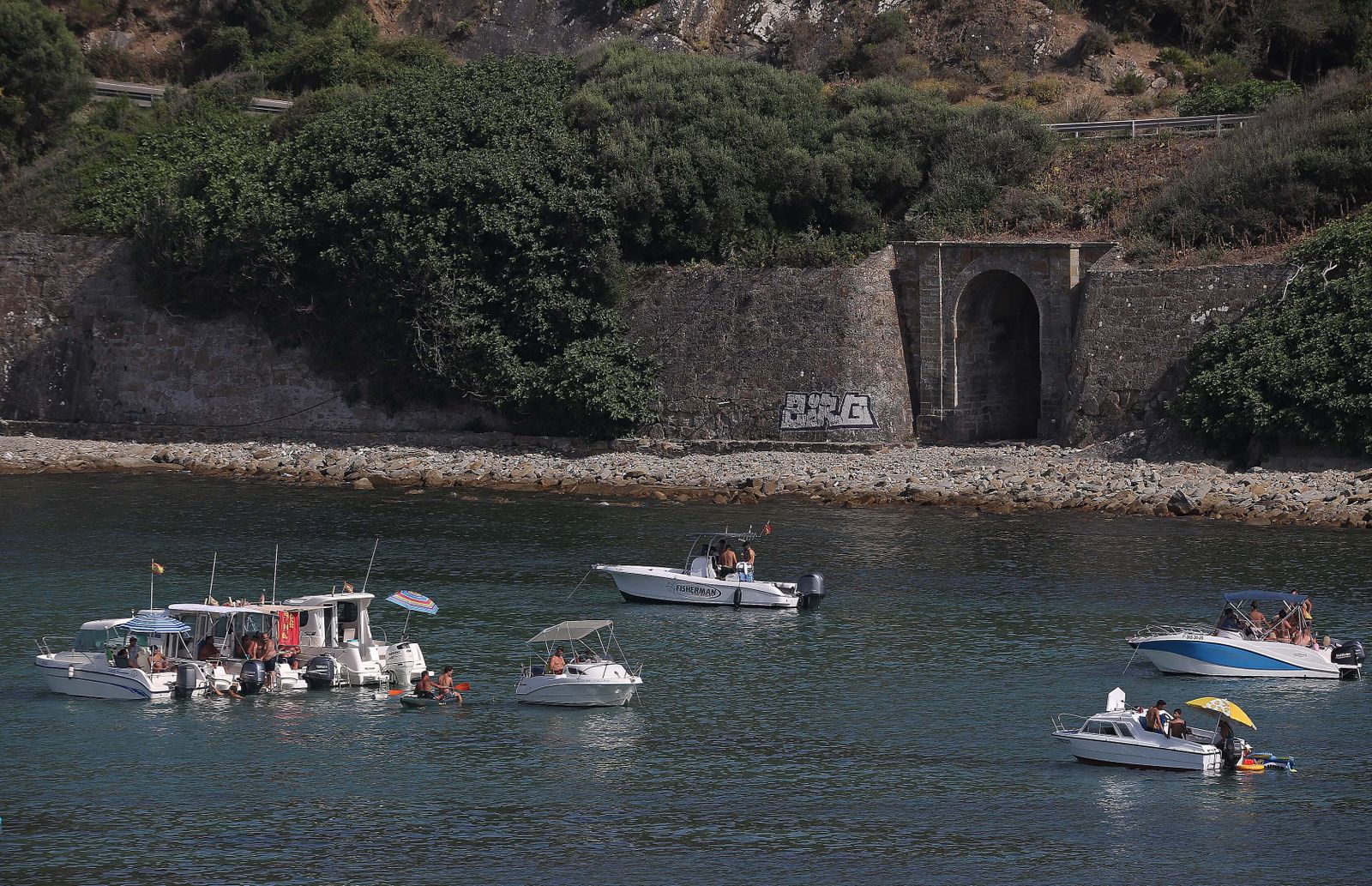 La playa de Getares abarrotada este domingo, en imágenes