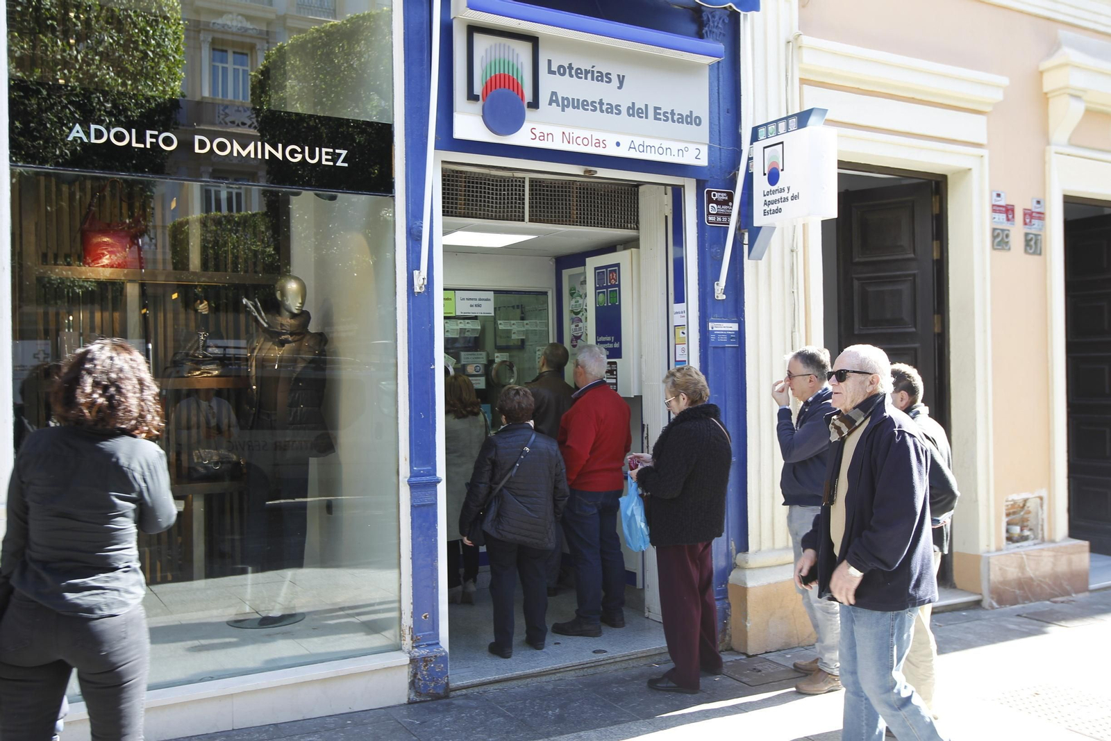 Administración del Paseo de Almería donde ya se pueden ver las colas de clientes para comprar décimos para El Gordo