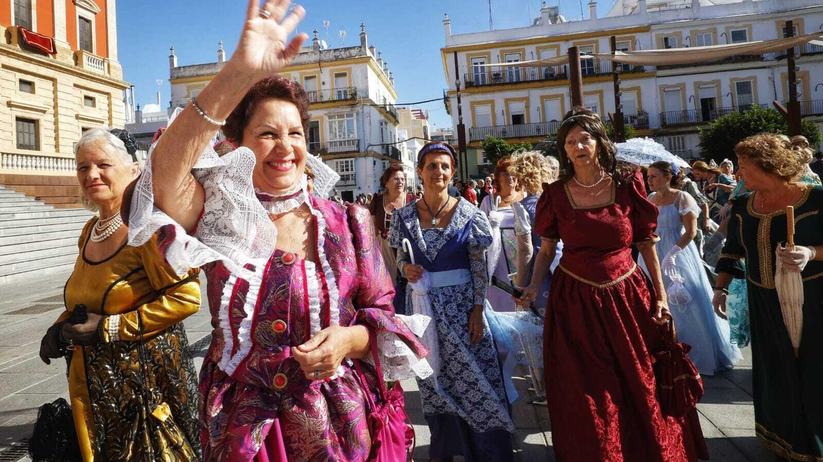 Un grupo de mujeres ataviadas con trajes de época pasan por las calles de San Fernando este 24-S.