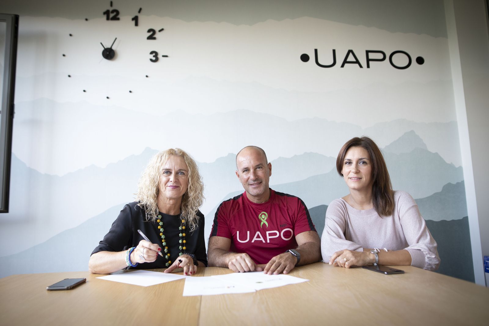 La presidenta de Mujeres con Iniciativa, Elisa Campoy, junto a Javier Cánovas Pérez de la Blanca, director deportivo de la UAPO .