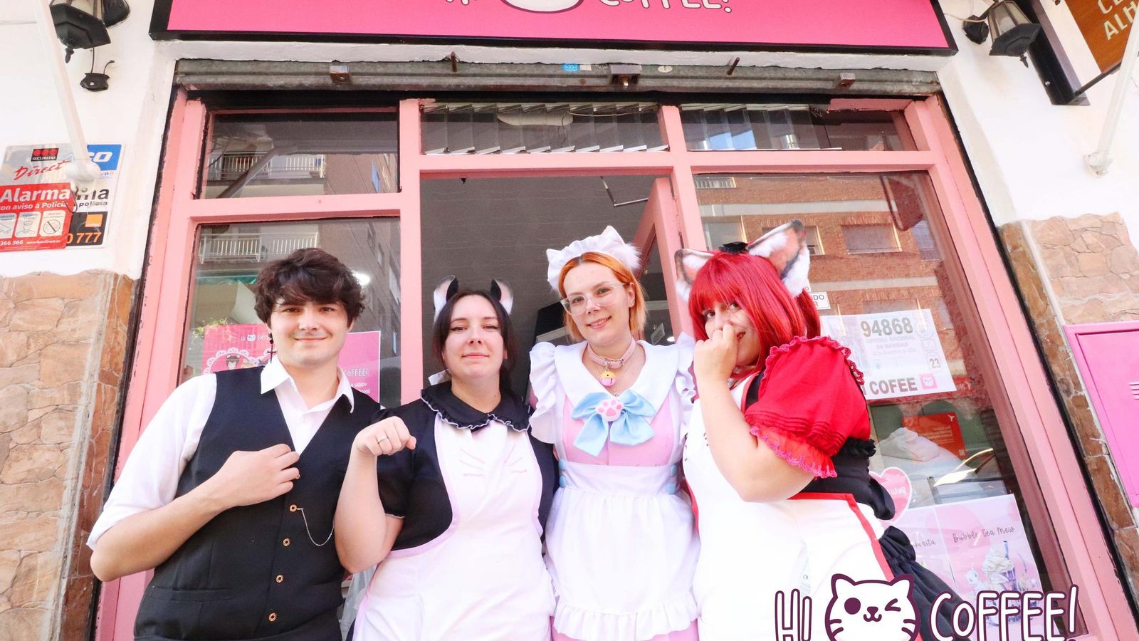 Las camareras y camarero del establecimiento ya atiavados como 'sirvientes'