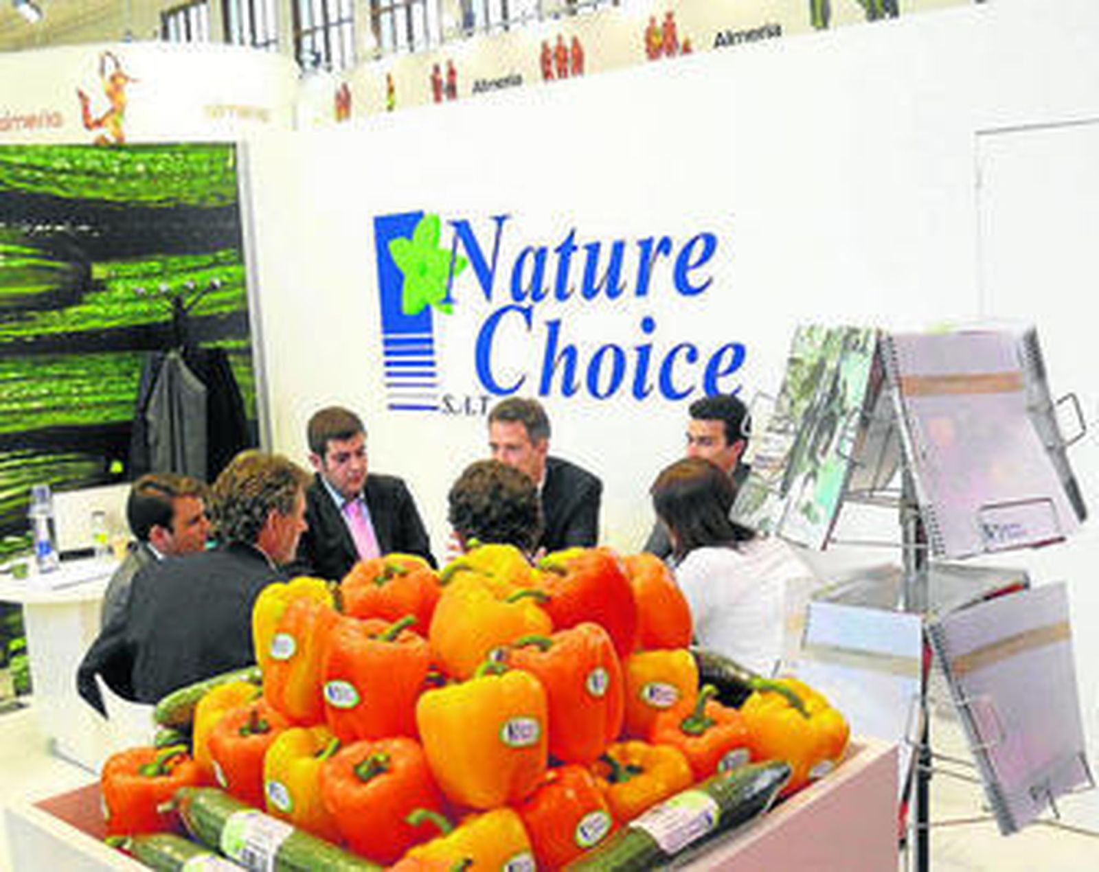 Comerciales de la firma ejidense conversan con clientes en la pasada edición de Fruit Logística.