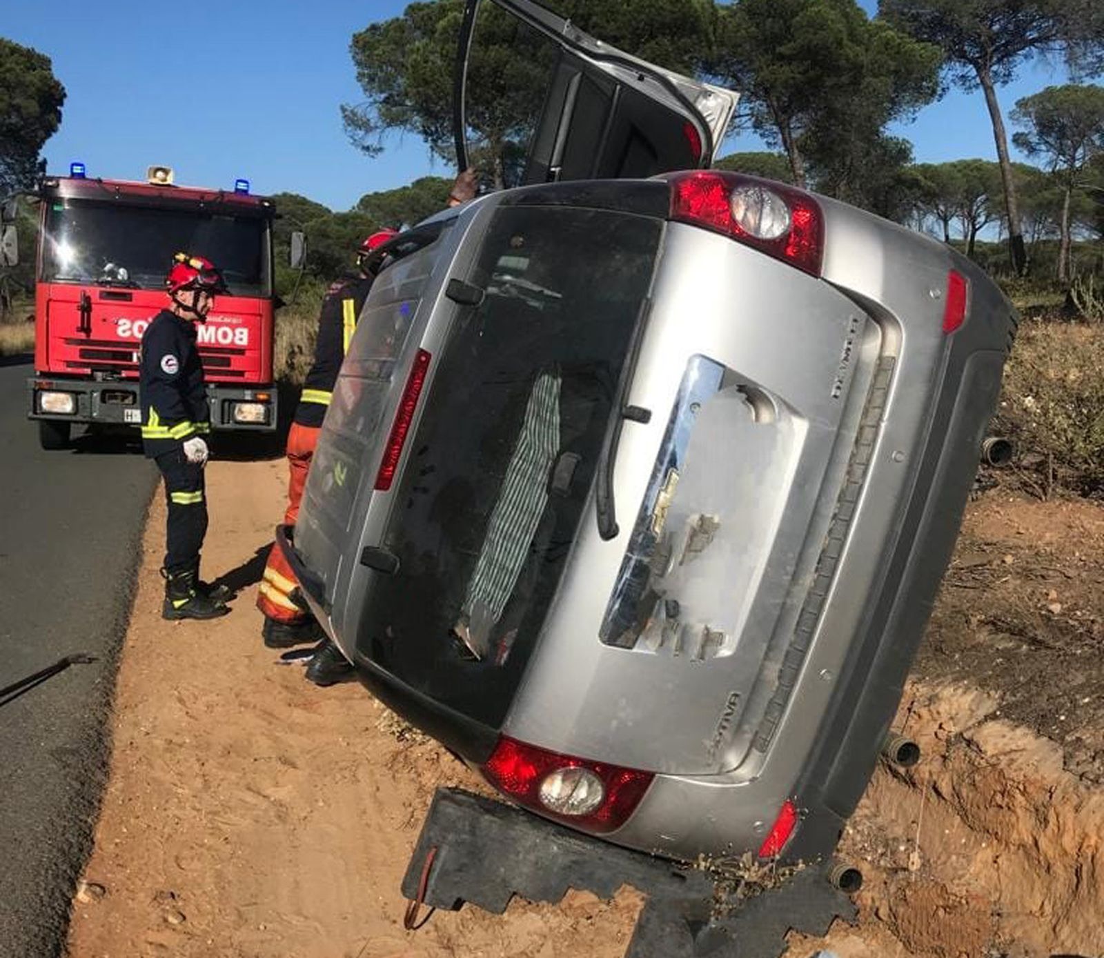Bomberos del Consorcio actúan sobre el vehículo que quedó volcado tras el siniestro