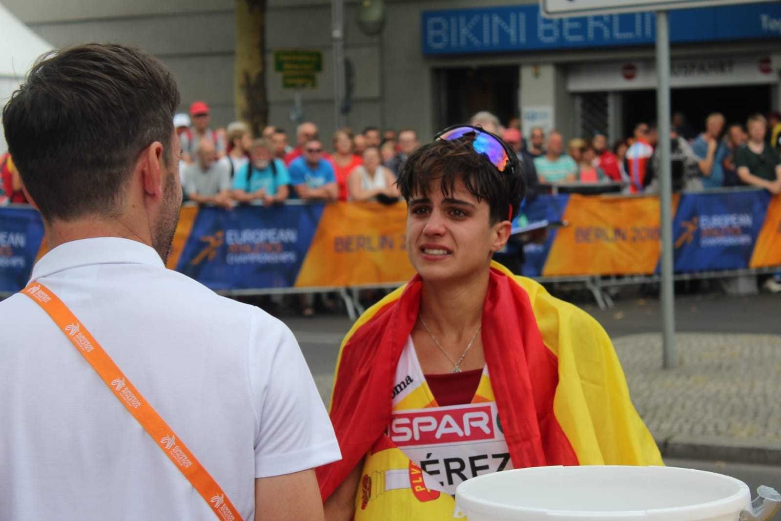 Una emocionada María Pérez se dirige a su entrenador, Jacinto Garzón, poco después de cruzar como campeona la línea de meta.