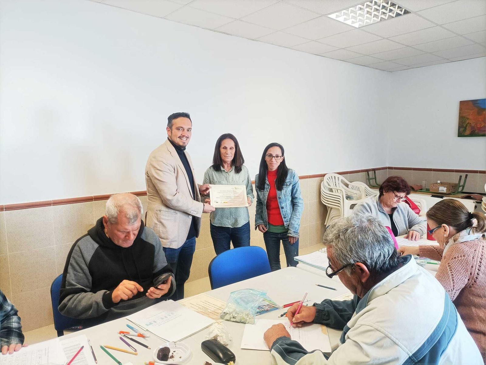 Jesús Alba, entregando los diplomas del taller de entretenimiento de la memoria en La Guareña.
