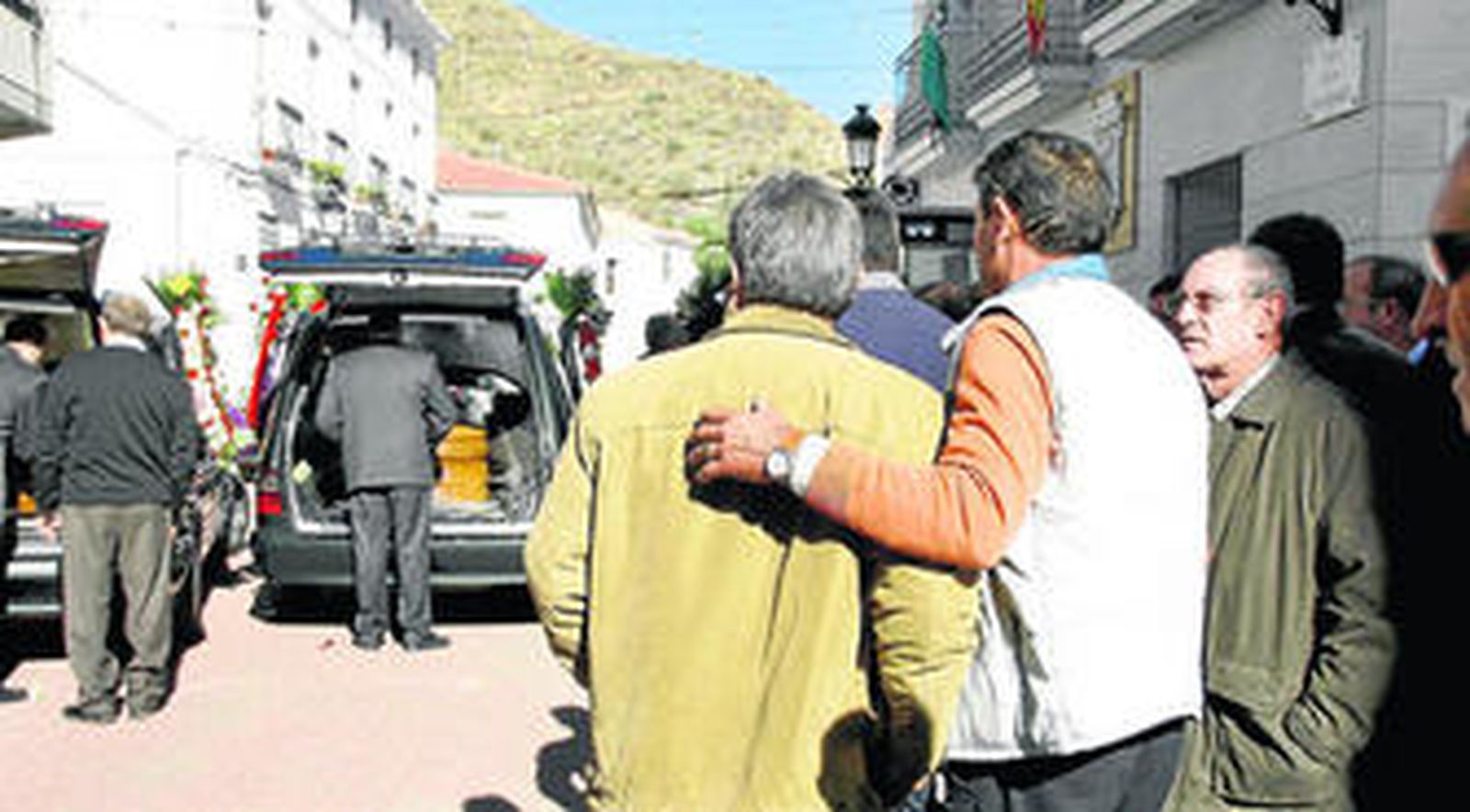 Cóbdar se une en su día más triste para despedir a los tres fallecidos el jueves