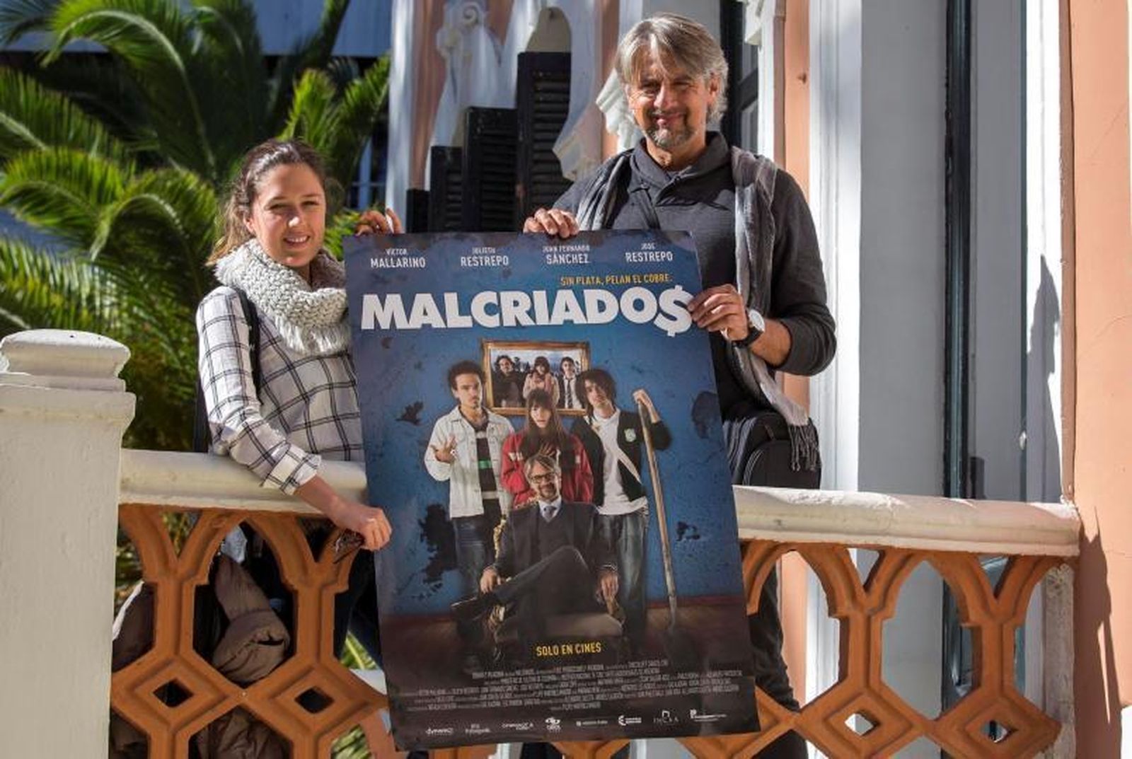 Víctor Mallarino y Natalia Echeverri, ayer, con el cartel de 'Malcriados'.