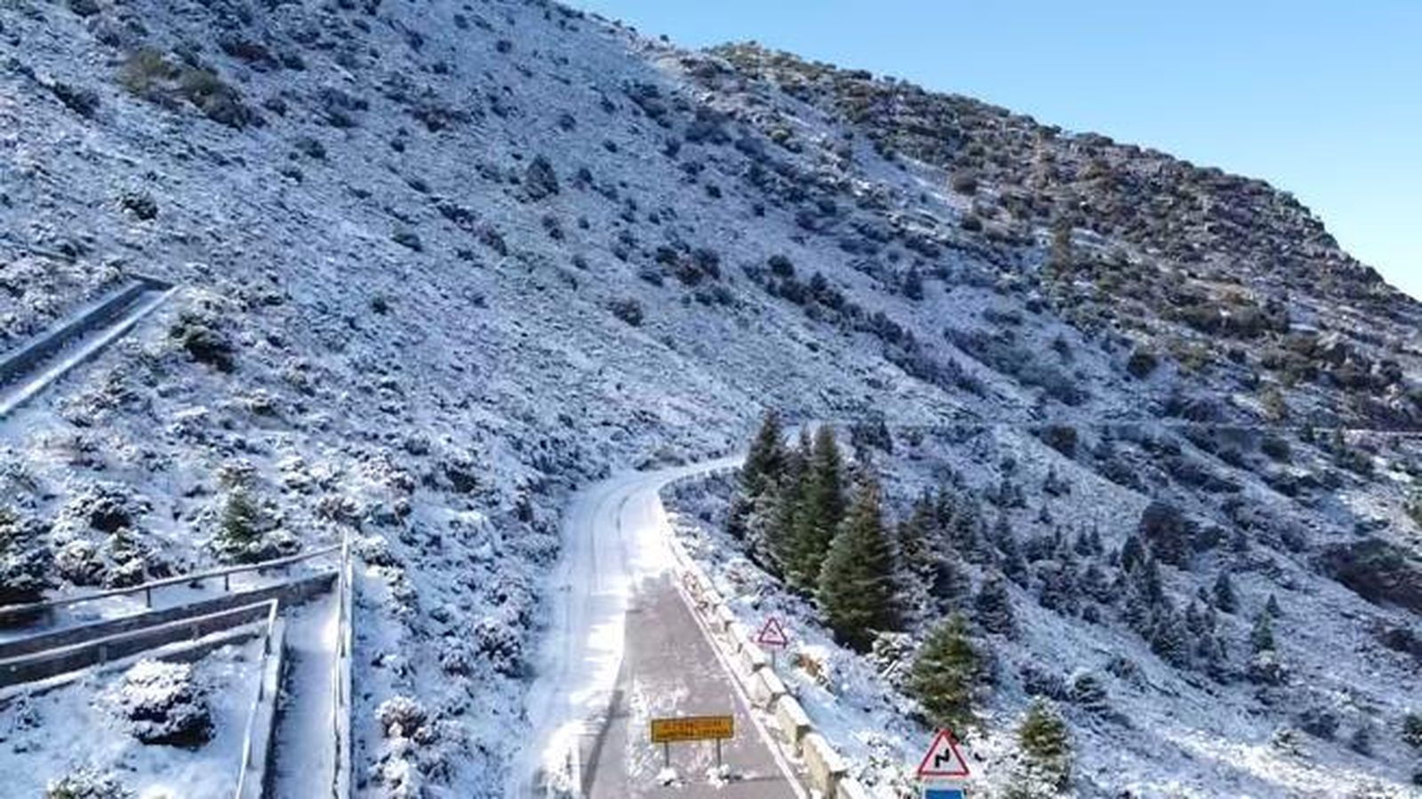 La carretera de acceso al puerto de Las Palomas, nevada.