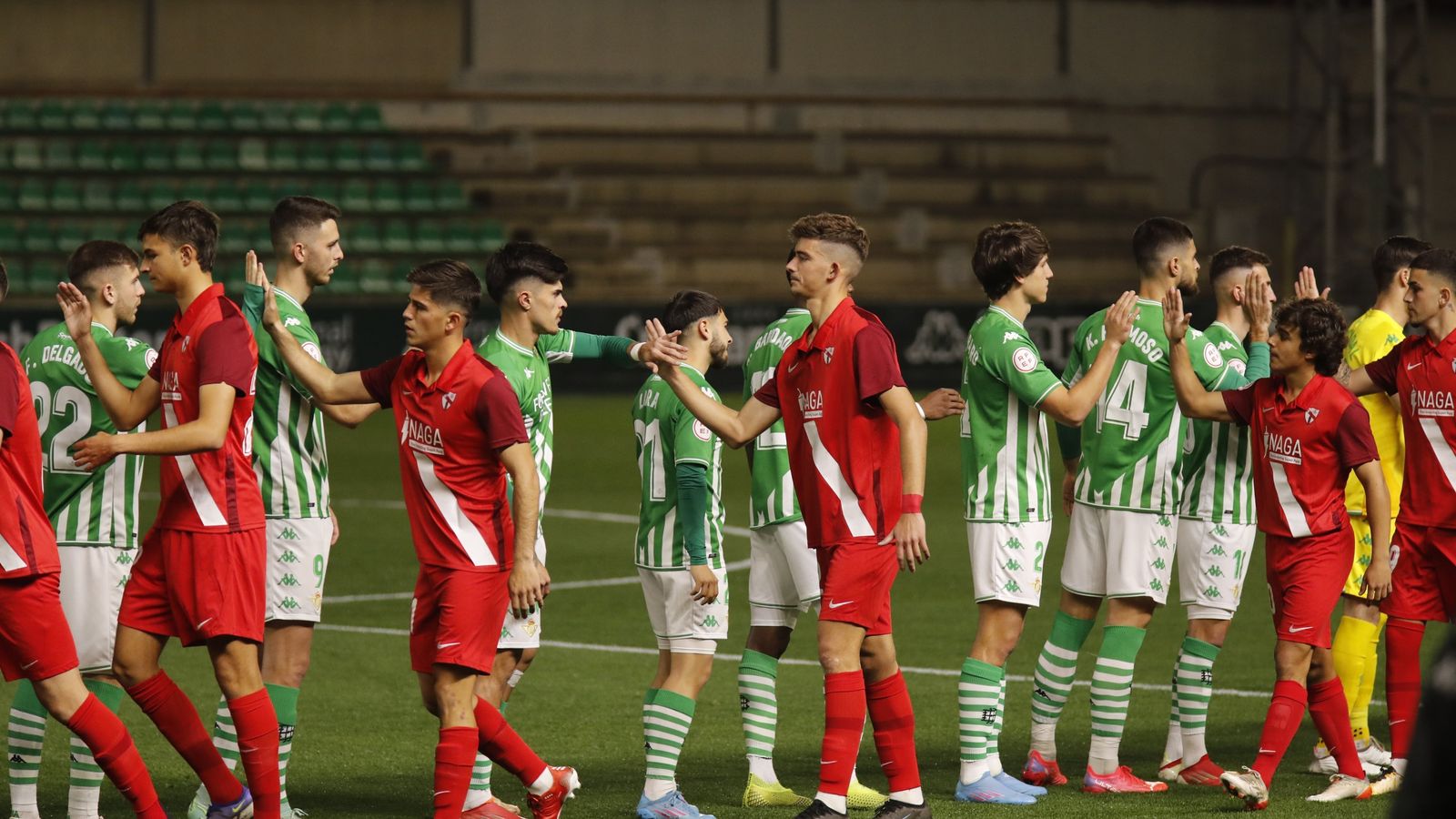 Los jugadores de los dos equipos se saludan deportivamente antes de comenzar el encuentro.