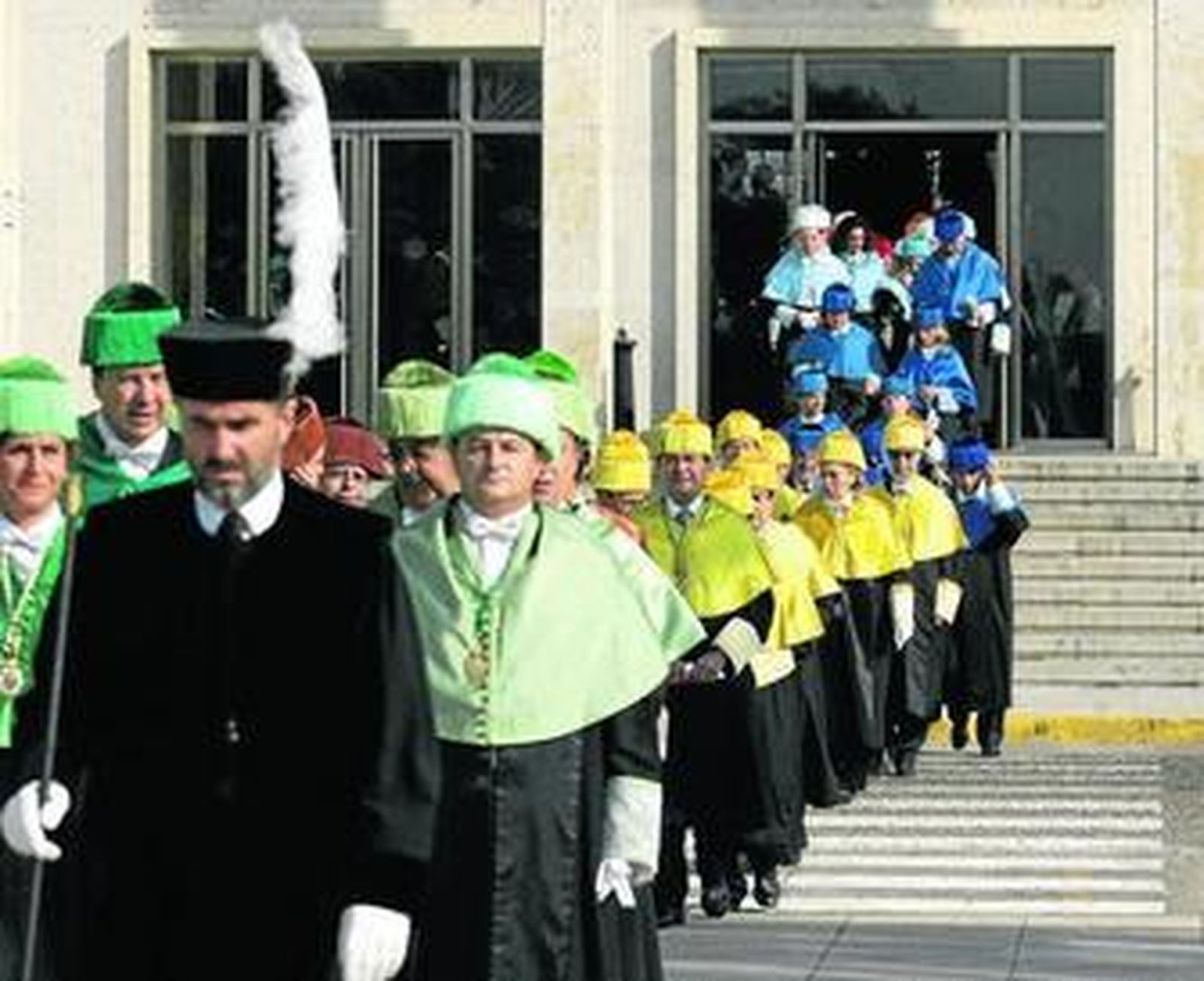 Salida de la comitiva de profesores de la UCO del Paraninfo de Rabanales.