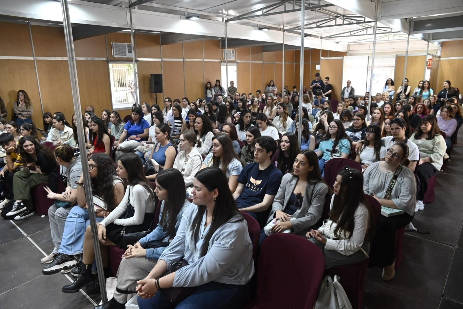 La multitudinaria presentación de Mercedes Ron en la Feria del Libro de Córdoba, en imágenes
