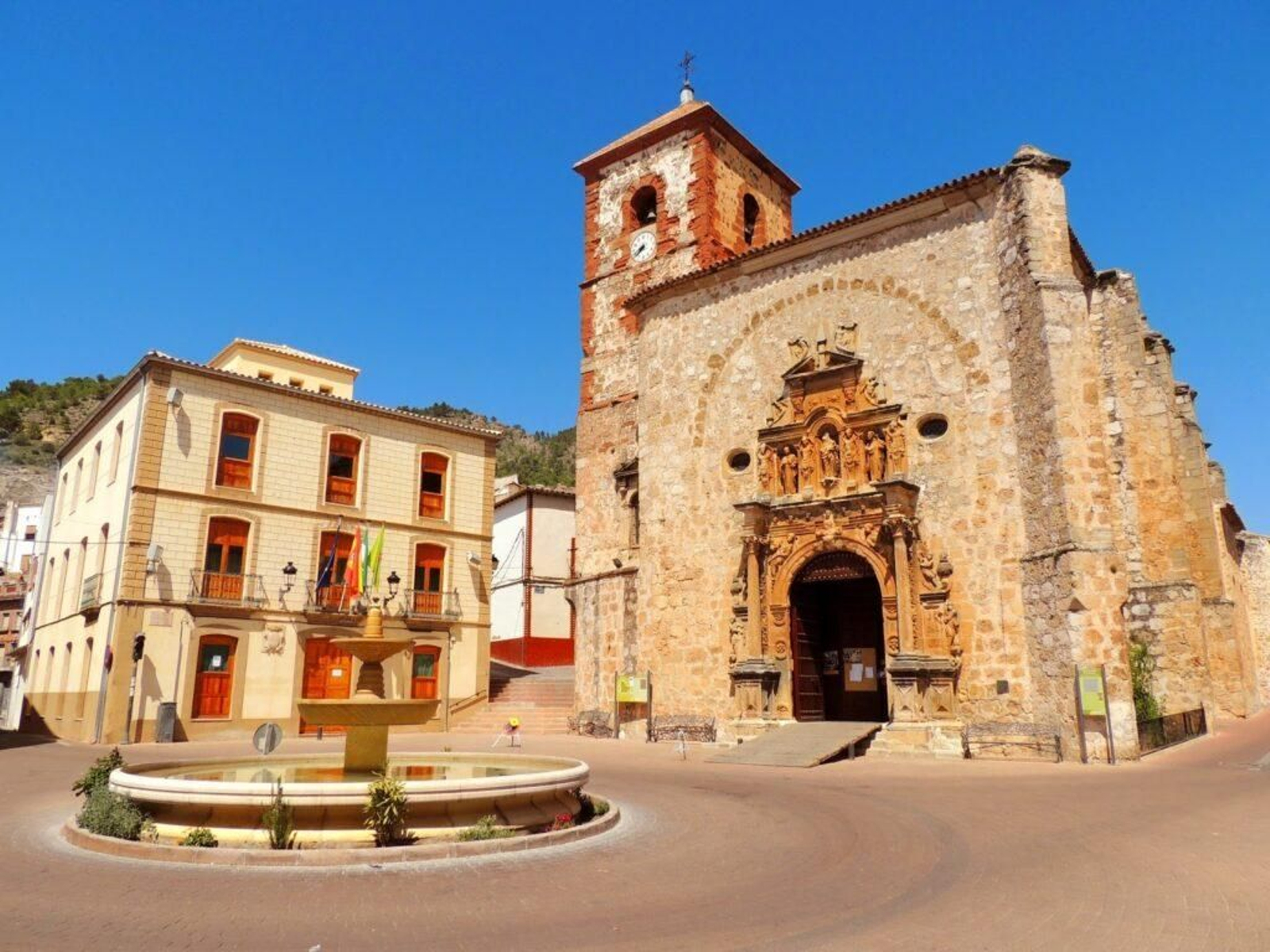 Plaza principal de Orcera, con la iglesia parroquial presidiendo el conjunto urbano y el ayuntamiento al fondo, corazón histórico y social de este municipio de la Sierra de Segura.