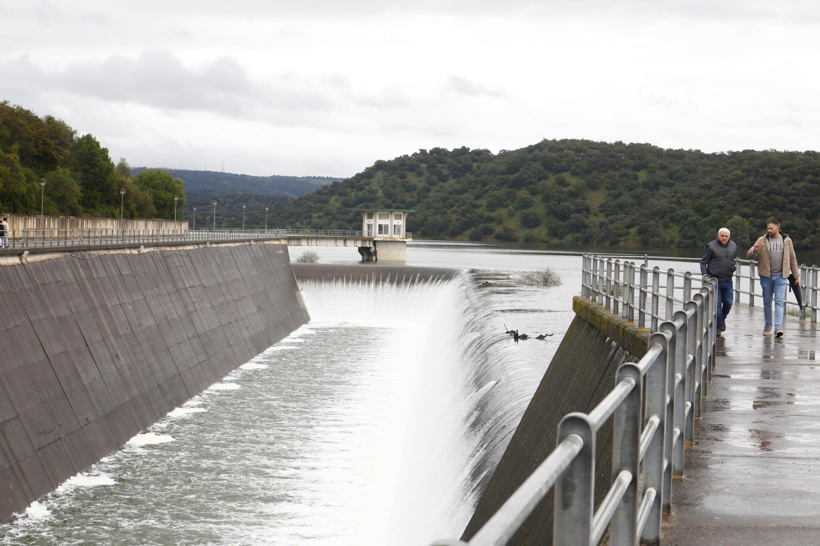 El desembalse del pantano de Navallana, en imágenes