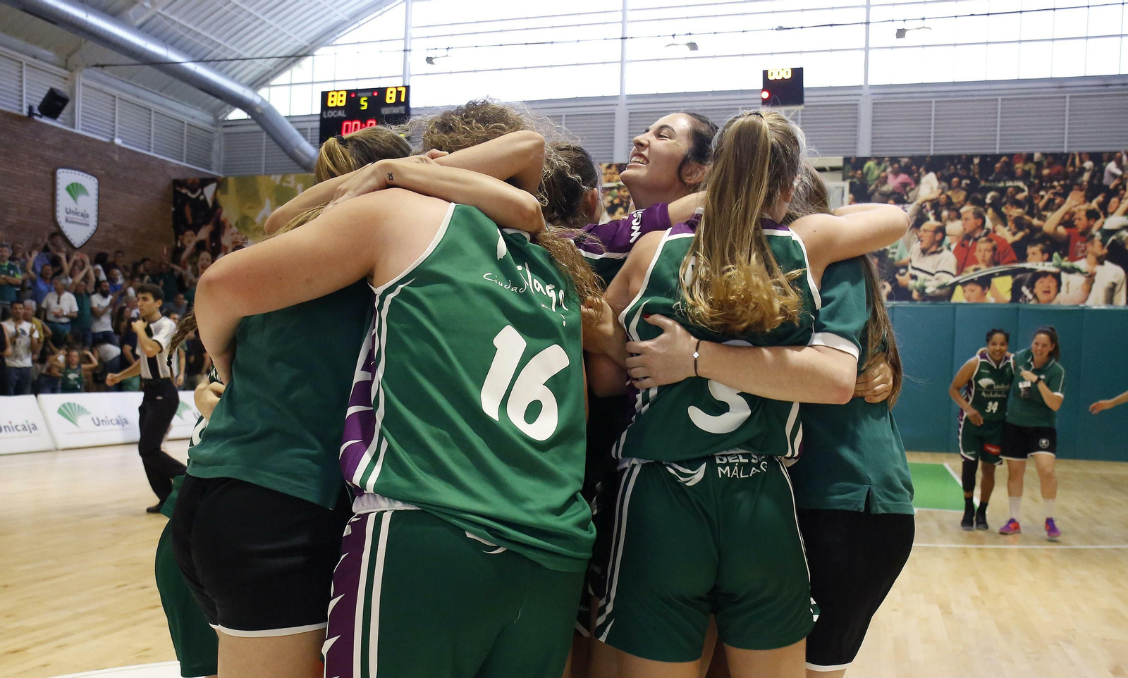 Las jugadoras del Unicaja celebran el triunfo.