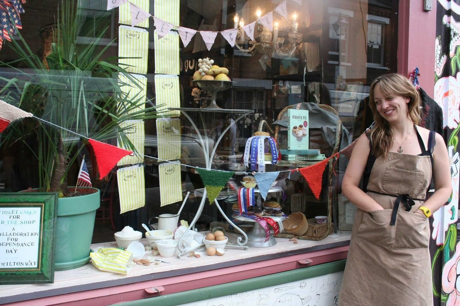 Claire Ptak, a las puertas de Violet Cakes, en Londres.