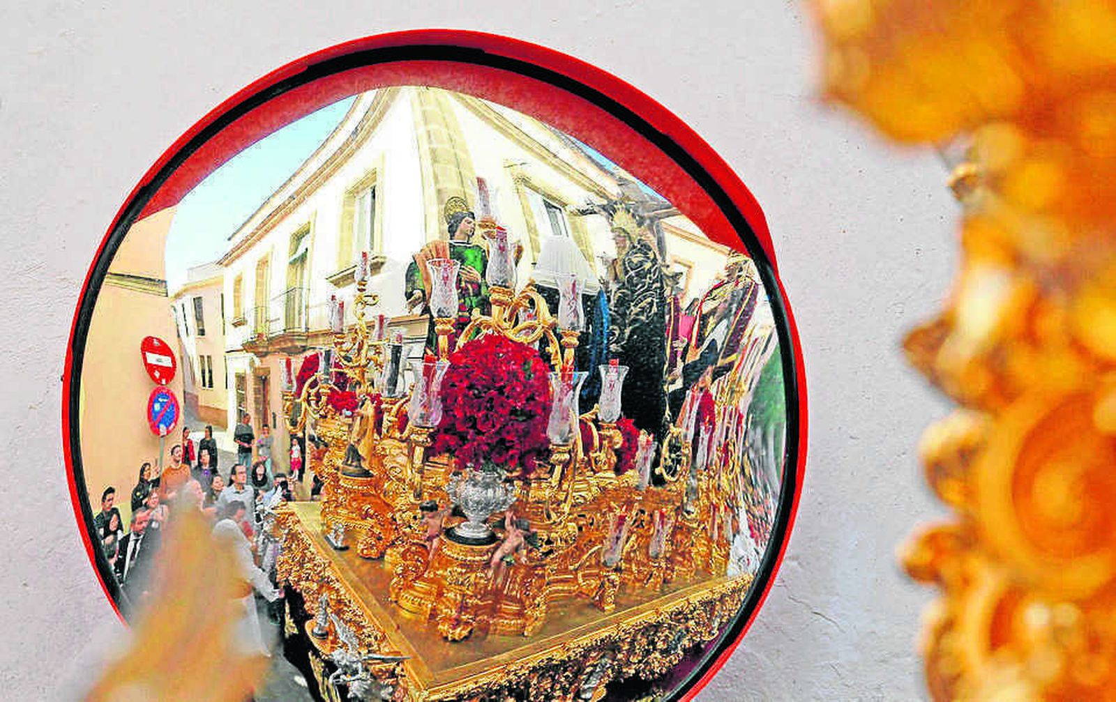 El Cristo del Amor y todo su calvario se reflejan en un espejo de tráfico ubicado entre la calle Justicia y calle San Juan.